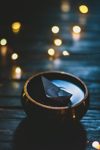纸船在碗上的选择性聚焦照片